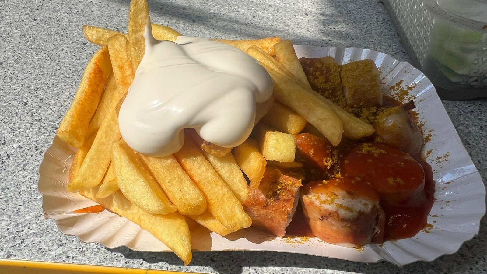 Mantaplatte (Currywurst, Pommes, Mayonaise)